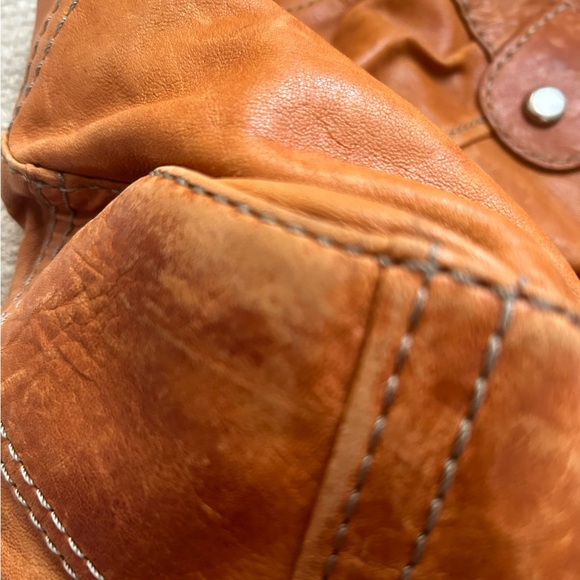 Fossil Distressed Leather Large Shoulder Bag Key Charm - Picture 8 of 14